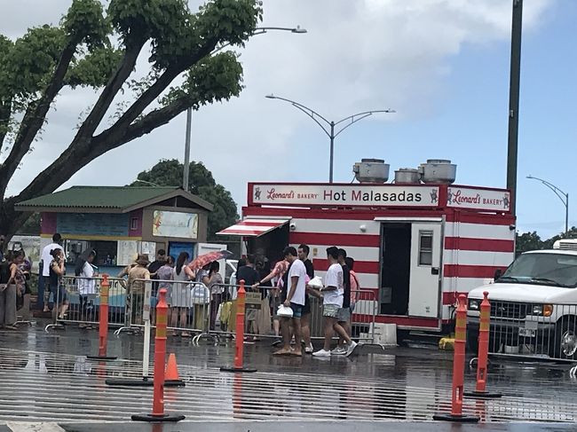 てかめっちゃ雨なので 店から店へ渡る事が出来ないのですよ。ちょっと小雨になったので 思い切ってレナーズまで行って注文するも 揚げ揚げタイムだったらしく待たされる。そしてその間雨は強くなり<br />若干滝の修行しました。<br />お金払ってるのでキャンセルもできず。<br />同じく待たされてる日本人と文句言い合って凌ぐ。<br />