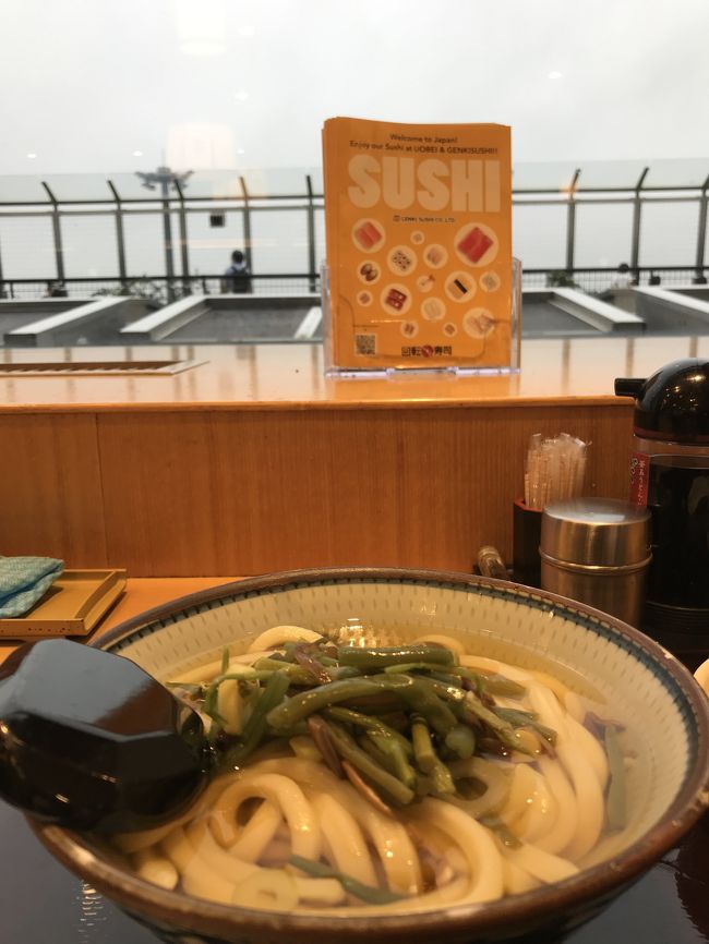 ということで フードコートに来ました。<br />丸亀みたいな うどん屋さんがあったので<br />そこで軽く食べることに。<br />意外と外国人のお客様が利用しておりました。<br />帰国前に最後の和食されるんですね。<br />ラッキーな事に 窓際の 飛行機ビューイングシート。<br />