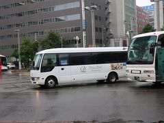 本日宿泊する「札幌プリンスホテル」までは、シャトルバスで向かいます。

札幌北口の団体バス乗り場付近にシャトルバスがいました～。