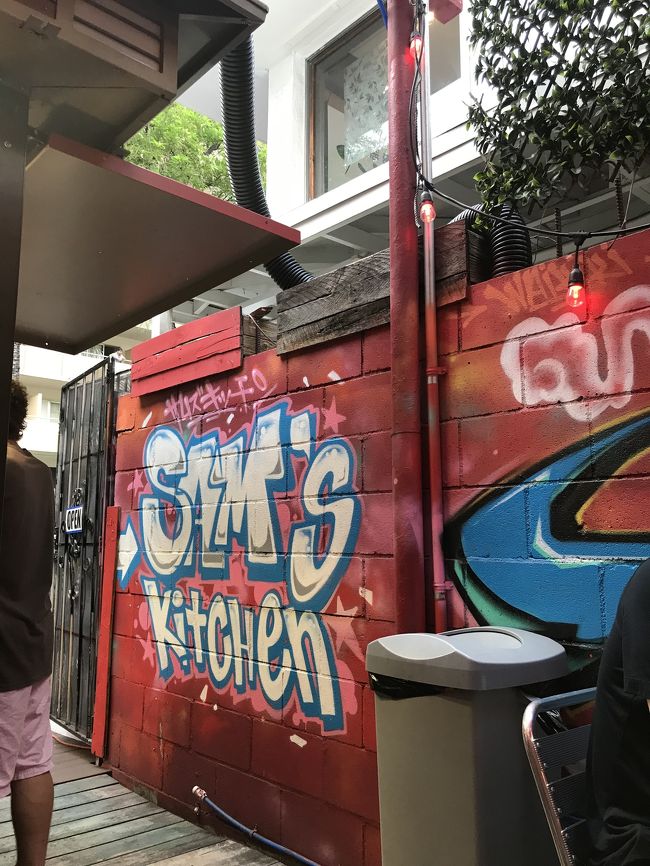 サムズキッチンです。<br />DFSの斜め前に在ります。<br />間口が狭いので見落としがちですが。<br /><br />