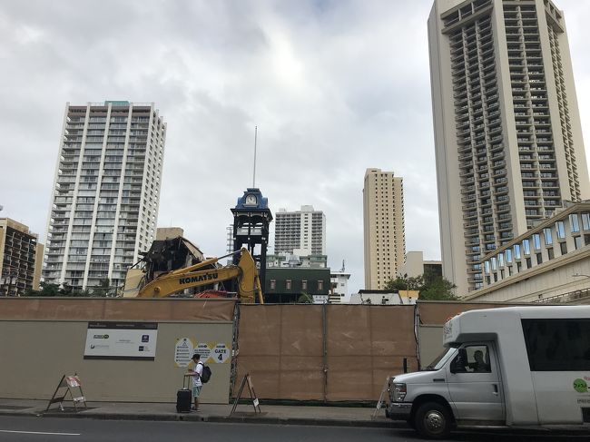 キングズビレッジがー、壊されてますー（TT）<br />地元の人も 立ち止まって眺めたり 写真を撮ってました。<br />急速に変わりゆくワイキキ。<br />建物はまだありましたが、<br />フードパントリーも 閉鎖されてました。<br />私としては 昔のままでいて欲しいのですが。