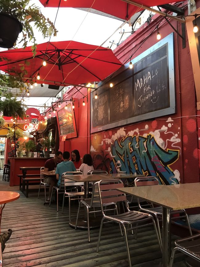 このガーリックシュリンプが好き。<br />まだ 来たばかりで 英語が慣れないですが<br />ガーリックシュリンプとライスだけでいいですと、<br />伝わったみたい。<br />丁度レジ係の交代時間に当り、締め作業でちょっと待っててと中で15分くらい待たされました。<br />いいですよー。余裕の初日ですもん♪<br />14ドルくらいだったかな。<br />ずっしりと重いガーリックシュリンプ弁当。<br />と コーラをコココーブで買って<br /><br /><br /><br />