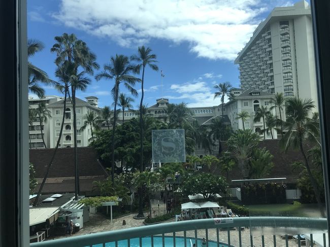 ホテルのチェッイン。<br />もうね、すでにお部屋にスーツケース入れてあるので 決まってましたね。<br />クチコミで期待してなかったのですが<br />サーフライダービューイングで 悪くない。<br />小鳥のさえずりも聴こえるし<br />私は無機質な お部屋より 風土が感じられるお部屋の方が好きなんです。