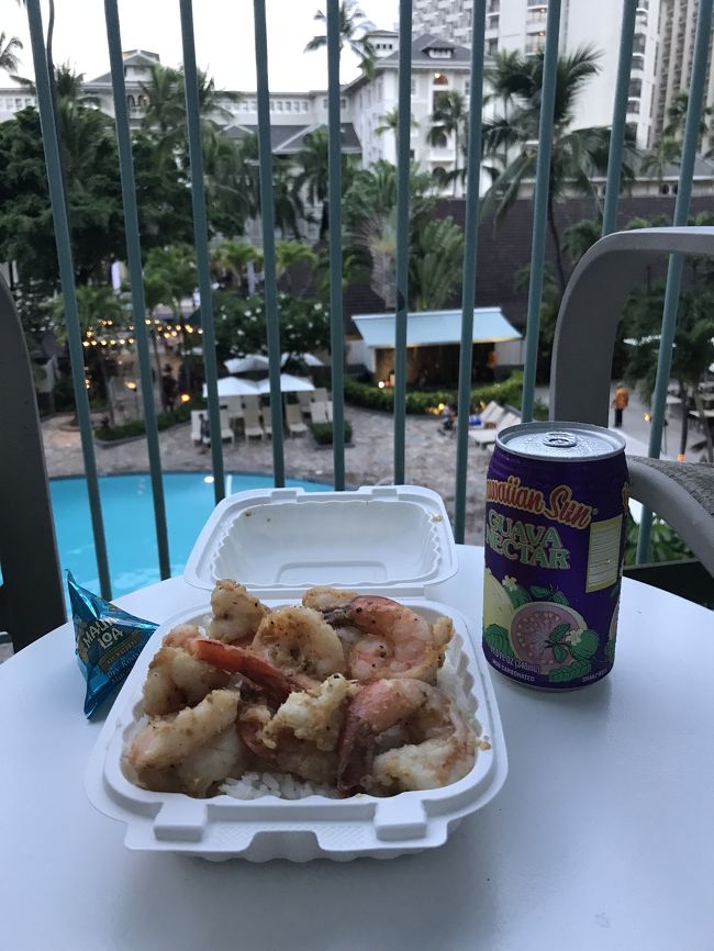 お部屋のベランダで食べました。<br />タイミング良く プールサイドで 生バンドとフラが始まり最高のベランダディナー<br />大好きなオーバーザレインボウや フラの曲を次々やってくれました。なので 食べたり 立ち上がって拍手したり 。お腹空いていたのか ２人前のごはんの量を食べてしまいました。<br />明日フラレッスンなのに ニンニク臭いわ（汗）