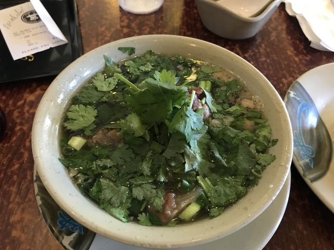 入って座るやいなや、<br />「オックステールスープのミニでしょ」<br />と、マーム。お見通しですな。<br />hawaiicoというアプリにクーポンが付いていたので<br />ソフトドリンク無料にしてもらいました。<br />思ってより空いていて<br />いい感じに放っておいてくれます。<br />パクチー少なめっていうの忘れましたが<br />オーライ。<br />生姜と醤油を少しずつ足して<br />自分のベスポジ味を創ります。<br />連れがいたら お互いのスープを食べ比べしたろな。