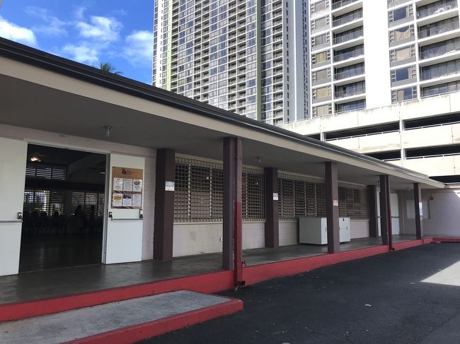 ワイキキコミュニティセンターは<br />マリオットホテルのすじを入ったらあります。<br />