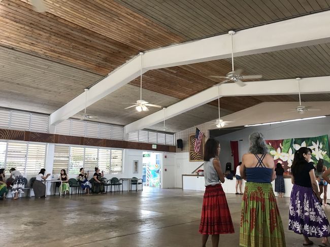 フラガールがいっぱい<br />中級クラスのビジターは 11ドルです。<br />予約なしで行けるので気が楽。<br />みなさんほぼパウを履いてました。<br />男性もいらっしゃいました。<br />ひとりで参加でしたが 共通のフラで<br />すぐ仲良くなれました。<br />私にネイティブの方が 生の花飾りくれたり<br />終わった後も 爽やかな気持ちになりました。<br />足は真っ黒になりますので<br />ビーサンが おススメです。
