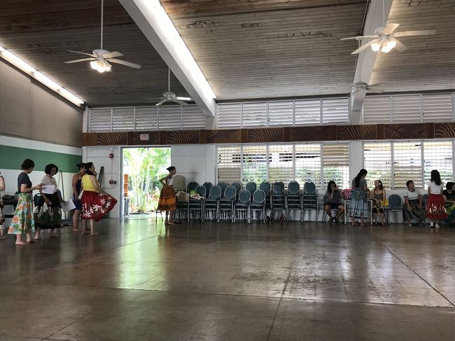 ナラニ先生の 生歌声とウクレレやイプに合わせて<br />中級クラスに参加しました。<br />レベル高いです。<br />ダンサーさんも混じったかも？というくらい<br />上手い人がたくさん。<br />その先輩たちを見よう見まねで必死に付いていきます。<br />あっという間のレッスン終了。<br />ナラニ先生の トークやアドバイスも面白い。<br />