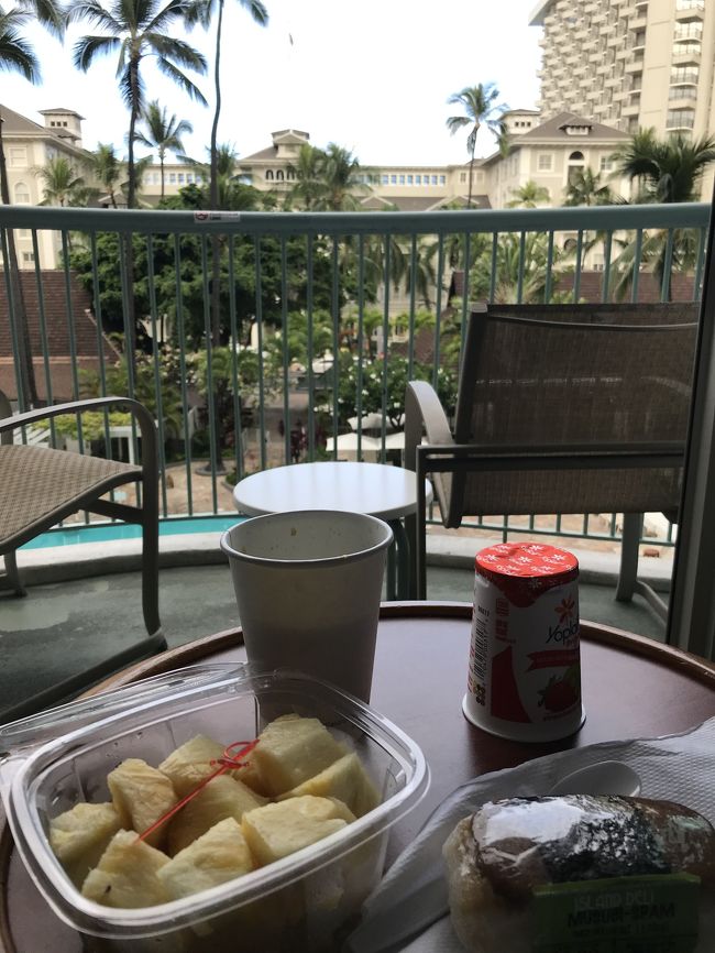 ２日目の朝<br />今日は フラレッスンが 9時からあるので<br />お部屋で 食べます。<br />いちごヨーグルトとパイナップルと<br />スパムむすびと お部屋のコーヒーと。<br />このABCのスパムむすびも大きいわ。<br />