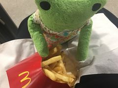 関空に到着したらすぐにマクドで夜ごはんを購入、すぐに保安検査を通過して夜ごはんを食べながら搭乗を待つよ。