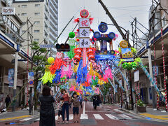 横浜ゴムさんの飾り

この通りでは、束ねた竹が斜めに固定され、そこに飾りが吊り下げられていました。
