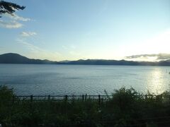 車窓から田沢湖。残念ながら、今回もたつこ像は見られませんでした。