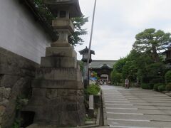 善光寺に到着
仁王門に向かう石畳
善光寺周辺には39の宿坊があります。