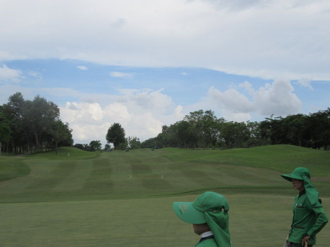 雨期のせいか、フェアーウエーがヤヤ荒れていた。<br />地べたが見え、草の上に玉が乗って無く、アプローチの失敗が多く出た。<br /><br />グリーンは、砂入れた後で、球が不規則に回転で難しかった。