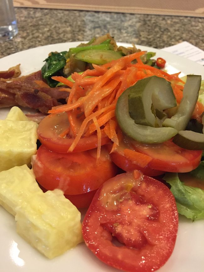 2日目朝食。<br />野菜も多くてなかなかよろしいのではないでしょうか。<br />それと中国人多ッ<br />ブッフェのトングから直に口に運んで味見してた。いやはや<br /><br />でも、ビーチとかプールでは中国人あまりみかけない。<br />どちらへ行かれてるの？