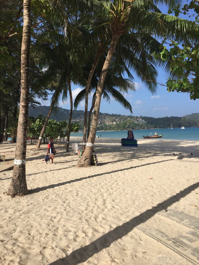 朝食のあと、ビーチまで散歩。ええ天気。<br />歩いて2分くらい？かな。<br />パトンビーチは水質はともかく、ビーチリゾートを体現してますね