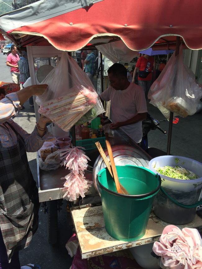 昼食べたけと、バングラ通りでカオマンガイの屋台を見つけてしまう