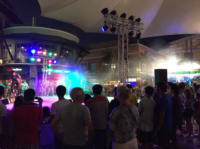 夜はジャンシーロン。<br />中ほどの広場で自転車のパフォーマンスしてた。<br />なんとなく国の勢いを感じる。なんとなーく