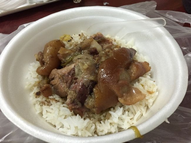 おや？<br />晩ごはん食べたはず？<br />あ、デザートですね。<br />甘いの好きな人はマンゴーともち米ち練乳かけたデザート食べますやん？<br />カオニャオマムアンね。<br />それよりはローカロリーとおもいますよってに。<br /><br />帰り道に出会ってしまった店でカオカームー！<br />よく豚足煮込みと訳されるけど、脛ですね。<br />アイスバインのアニス煮込み。<br />めっちゃトロトロ。めっちゃ美味しい<br /><br />今日もよく食べました