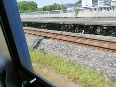 なんか先入観がありまして、長崎本線は、肥前山口駅で佐世保線と別れてからは、長崎駅の一つ手前、浦上駅まではずっと単線、と思っていたのですが、実際には、諫早駅から、その次の次の喜々津（ききつ）駅までは複線になっています。
この画像は、駅を通過している（乗車中の区間快速・シーサイドライナーがようやく快速らしいところを見せている）ところなので、複線だからかどうかは正確には分からないわけではありますが。