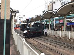 そして松山市駅での魅力と言えば、列車の手動回転です。
道後温泉から松山市駅までやってきた列車を、今度は松山市駅から道後温泉に向かって走らせるべく手動でぐるっと反転させるのです。