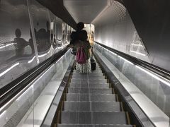 旅の始まりは成田空港からです。
LCCであるジェットスターの乗り場は第３ターミナルの果ての果て、結構な距離を移動しなければなりません。
普段の生活でこれならばだいぶ気が滅入りそうですが、これからの旅路を考えると面倒なことでも少し楽しくなってきます。
