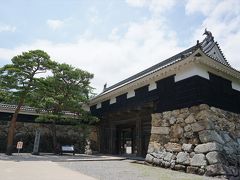 おなかも減っていたのですが、まずは観光を先に。
高知城を散策することにしました。