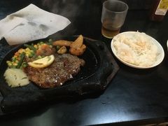 一旦宿に向かいチェックイン後、夜食にステーキ！
沖縄の「締めのステーキ」やってみたかったんですよ。

沖縄でも「働き方改革」のあおりが来ていて、以前24時間営業だったはずのお店が軒並みラストオーダー終わっていて流れ着いたのがハイウェイ食堂。

決して良い肉ではなかったけど、満足感はあり。ただし翌朝の朝食は流石に食べたいとはおもいませんでした。