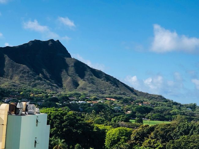 朝一番はダイヤモンドヘッド登頂<br />実は私たちが到着する前日まで、ハワイには珍しくずっと雷雨だったそうで・・<br />路は大丈夫かな？