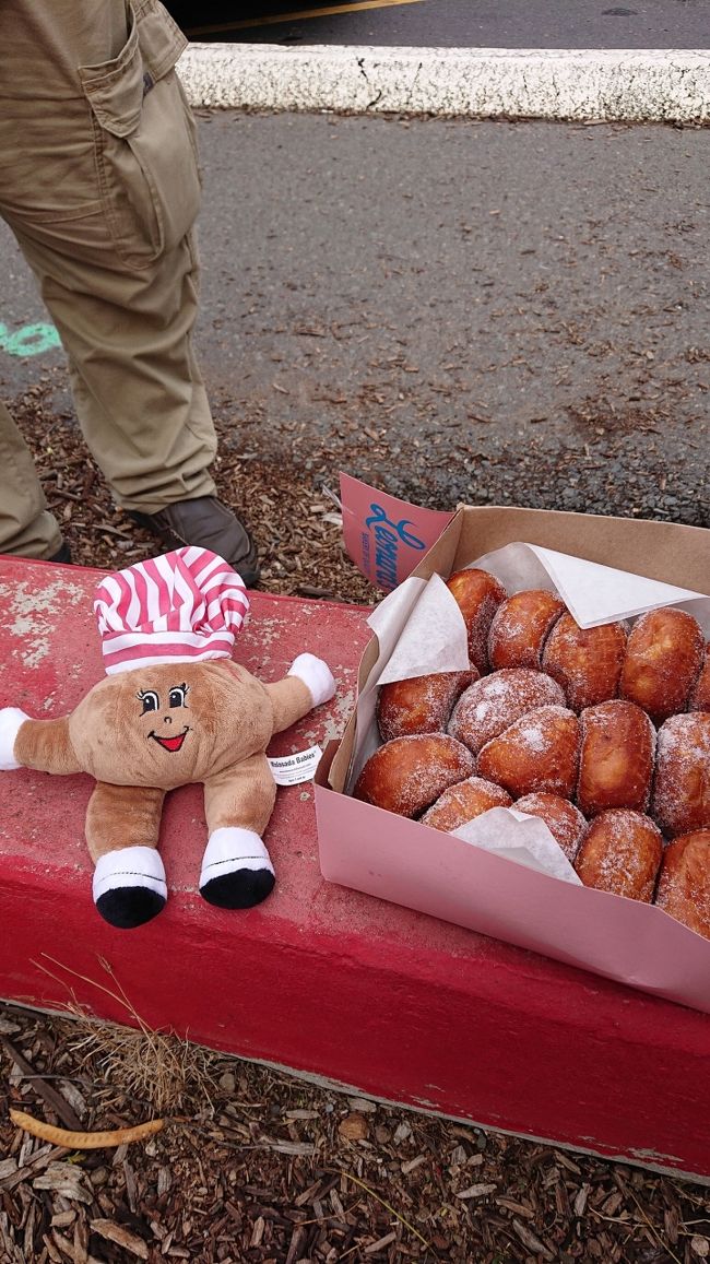 皆に身体を拭いてもらい、虫を払ってもらい、お茶で口の中のうがいをして・・・<br />気を取り直してマラサダ<br />レナーズの熱々マラサダは美味しい(^O^)
