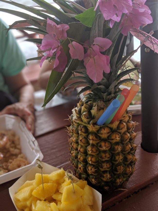 ランチはガーリックシュリンプだけだから、彩りを添えて・・・っと<br />パイナップルジュースにはマンゴーもミックスされてて美味しい(^O^)