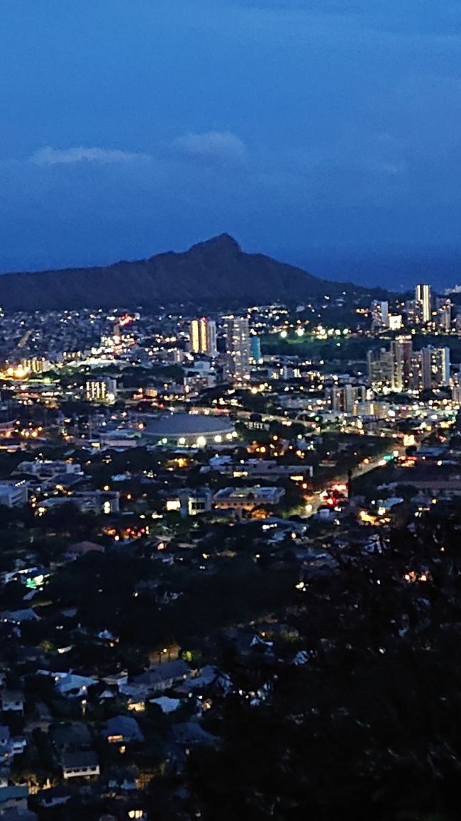 仕方なく・・タンタラスの丘に向かいます<br />まだ明るいからダイヤモンドヘッドも見える