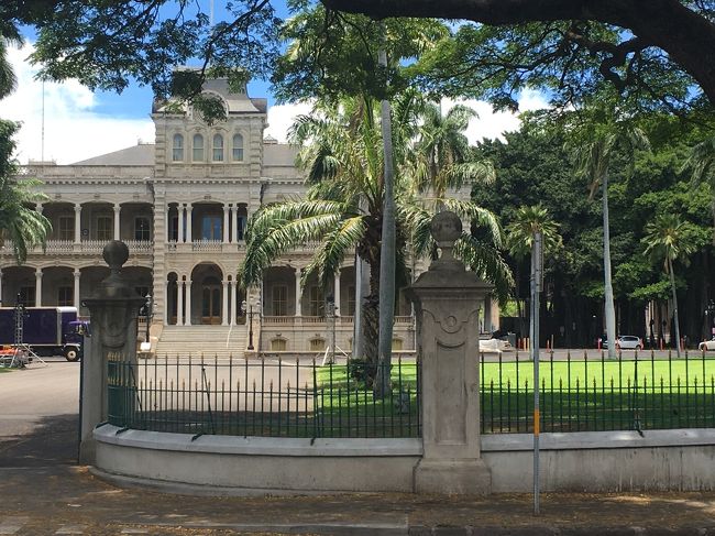 イオラニ宮殿も車窓から見えます。<br />時間があればゆっくり見たかったなぁ