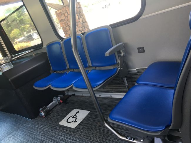 こんなに広ーいバスなのに、私一人で貸し切り。