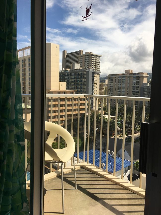 ハワイで過ごす最終日です。<br />KCCファーマーズマーケットへ行く為<br />朝早く起きました。<br /><br />ホテルのベランダから青空が見えます。<br />今日もいい天気だなぁ