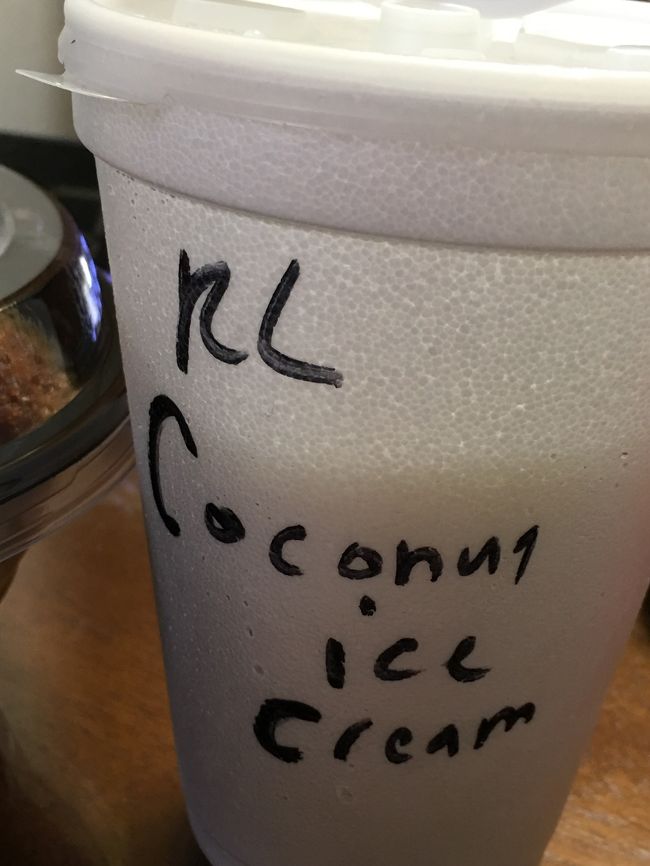 アラモアナから帰って来て、荷物を置いてまたまた高橋果実店へ行きました。<br />water melonはテレビやらで宣伝し過ぎて、売り切れでした。なので、ココナッツアイスにしました。<br />こちらもラスト一個です。<br />ようやく暑くなり、高橋果実店は大繁盛ですね。<br /><br />こちらも買って正解！<br /><br />濃厚なココナッツの味がクセになる。<br />いくらでも食べれます。<br /><br />