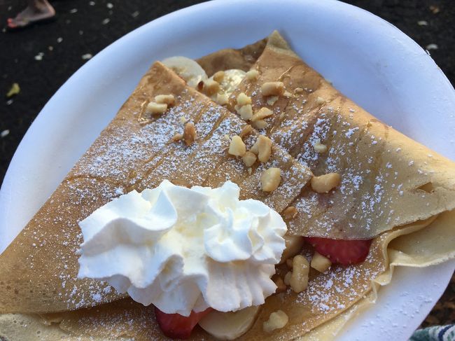 焼きたてクレープの屋台で、イチゴとマカデミアナッツのクレープを食べました。<br />お味は至って普通です。<br />お腹は満たされますが、とびきり美味しいとは思わない。<br />やっぱり並んでフライドグリーントマトを買えば良かったかなぁ。