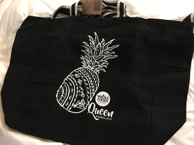 このパイナップル柄、わたしは好きです。<br />これも頼まれ物です。<br />私の家族は行く前には何も要らない、て言いながら、やっぱりあれ買ってきてーて言うことが多々ある。<br />これらも、現地でラインで頼まれたバッグです。<br />だから二回もホールフーズへ行く羽目になりました。<br /><br />まあ、予定もないので別にいいんだけどね～