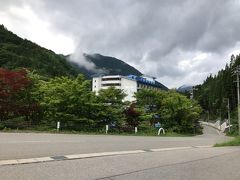 スーパーさとうと手芸屋さんに寄ってから
次の温泉「新穂高温泉　水明館」に向かいました。
到着寸前のところで相方が「くまっ」
と叫びます。
見るとガードレールの向こうに真っ黒な毛玉（笑）
子熊でしょうか、草むらに逃げて行ってしまいました。
とっさに車の窓を開けてしまいましたが
冷静になって考えたら、近くに必ず親熊がいますから
そういうのはやめたほうがいいですね。

で、肝心の水明館さんですが、リニューアル工事で
休館中でした。。。
次いこう、次。

エメラルド色のお湯があるというので向かったのは
奥飛騨ガーデンホテル焼岳。
けっこう大きなホテルです。