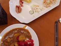 おはようございます
本日は海遊館へ



まずは朝食！
今日はカレーの日だったみたいでカレーが！
