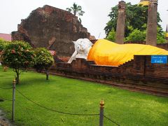 雨の中の観光になった、ワット・ヤイ・チャイモンコン。
雨を想定して、足元は素足に濡れても大丈夫なスポーツサンダルでの散策です。
涅槃仏もしっとり。