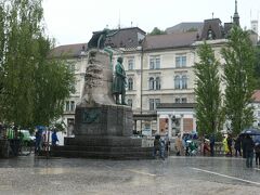 プレシェーレン広場で、通常は賑わっている場所ですが、雨天であったため人も少な目です。広場中央部に立っているのはスロベニアを代表する詩人France Prešeren(1800-1849)の像です。