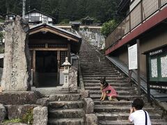 温泉寺の石段にて。