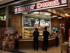 セントラルショッピングモール
mister Donut
1個約20バーツ≒70円前後でお求めやすい価格
まとめ買いするお客さんや一寸食べて寄る人と、結構な繁盛店。