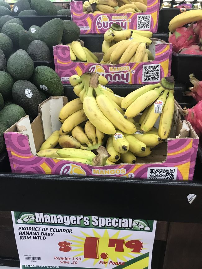 これ沖縄でいう島バナナ？小さくてひとふさのお値段。島バナナだったら安いので買うか迷ったんけど、買わなかった。<br />