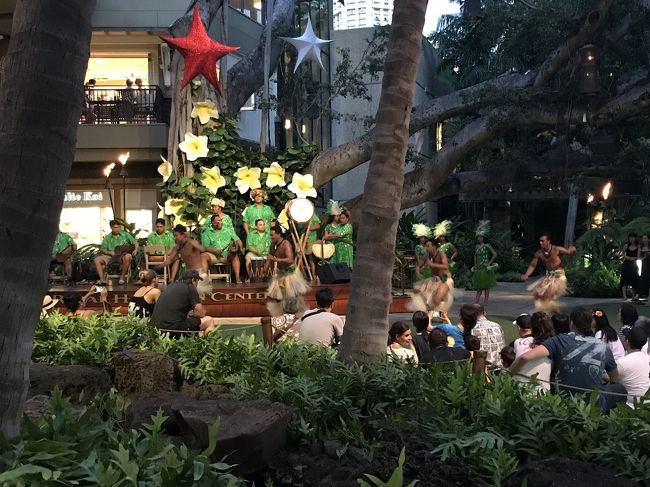 いったん荷物をホテルに置いて<br />夕方のワイキキへ 。すると 激しい太鼓のリズムとヒ～～ヤッホーの雄叫びが聞こえるので<br />ロイヤルハワイアンSC側へ。<br />私は フラが好きですがタヒチアンダンスを観るのが大好きなのです。音のする方へ引き寄せられます。<br />気の向くままに 。 これがひとりっぷのいいとこよね。 <br />MCの説明によると ほんとのタヒチから来たらしく<br />上手でした。男性のダンスも ラグビーのオールブラックスみたいなやつもやってくれて  目が釘付け。<br />あーん、座ってちゃんと見たかった。<br />