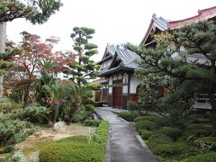 慈眼院は阿闍梨が673年に創建した歴史ある真言宗御室派のお寺で、神仏分離前は隣の日根神社の神宮寺でした。
きれいな境内の中にある庫裡で、金堂と多宝塔の拝観をお願いします。