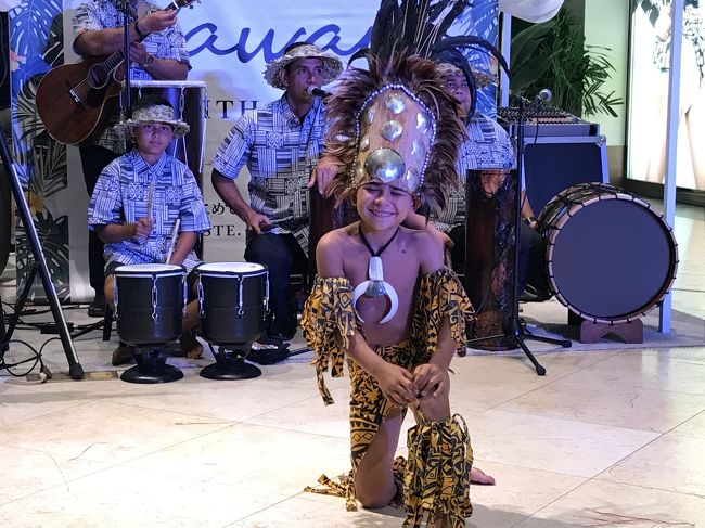 タヒチアンショーが終わって DFSに移動すると<br />またこっちでも ショーが始まってるわ。<br />今度は ちびっこダンサー。可愛いのー。<br />盛り上がるように 声援送って見てました。<br />海老蔵さんの息子、カンゲン君を応援するおばちゃんと化してました。ツボ押さえとるわー。<br />あと ホラ貝を吹くところを目の当たりにしたのも初めてでした。（これは大人の男性が吹いてました）<br />「これからもっと色々ダンスやるよー」とMCさんが言うてくれますが 、DFS見てみたかったので切り上げました。