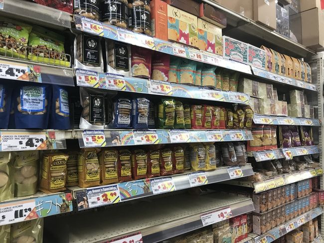 旅行者のためのお土産がたくさんあります。<br />日本人が多いですね。<br />ABCストアより 安いです。