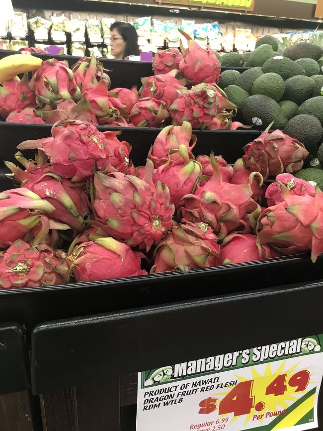 ドラゴンフルーツも 安いなぁ。<br />ナイフもカッティングボードもないし、スルー。